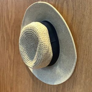 Straw beach hat with black trap